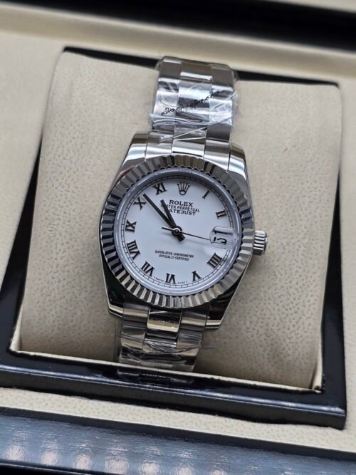 Rolex — esfera blanca con números romanos, bisel estriado y brazalete jubilee de acero