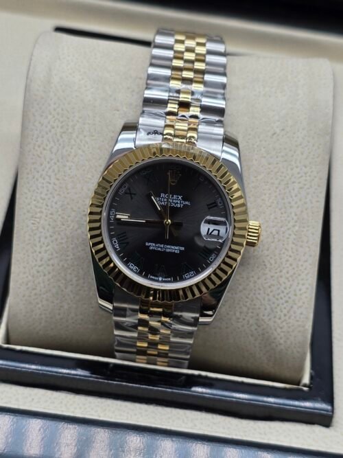 Rolex — esfera negra, bisel dorado estriado y brazalete jubilee bicolor
