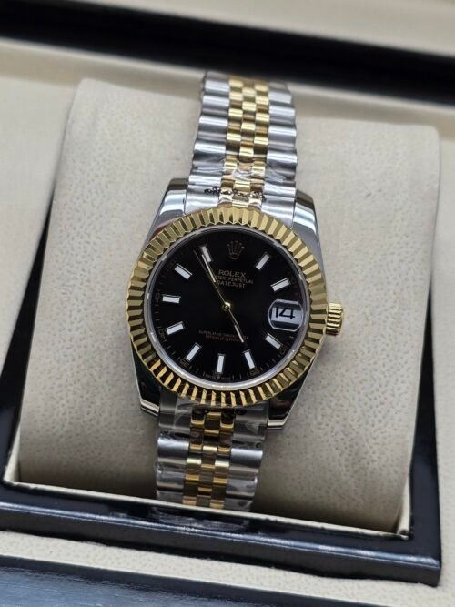 Rolex — esfera negra con índices, bisel dorado estriado y brazalete jubilee bicolor