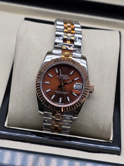 Rolex — esfera marrón, bisel oro rosa estriado y brazalete jubilee bicolor