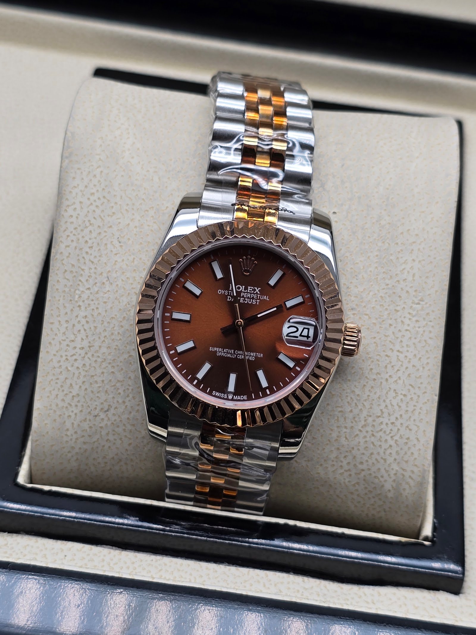 Rolex — esfera marrón, bisel oro rosa estriado y brazalete jubilee bicolor