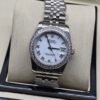 Rolex — esfera blanca con números romanos, bisel de brillantes y brazalete jubilee de acero