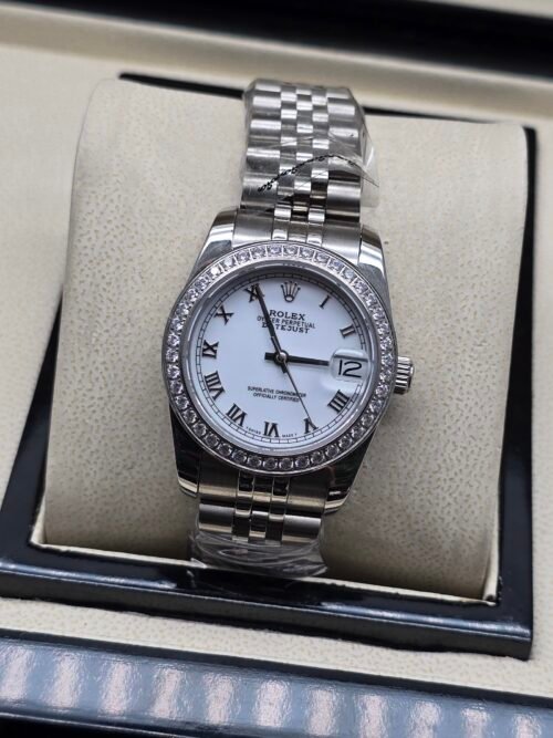 Rolex — esfera blanca con números romanos, bisel de brillantes y brazalete jubilee de acero