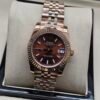 Rolex — esfera chocolate, bisel oro rosa estriado y brazalete jubilee oro rosa
