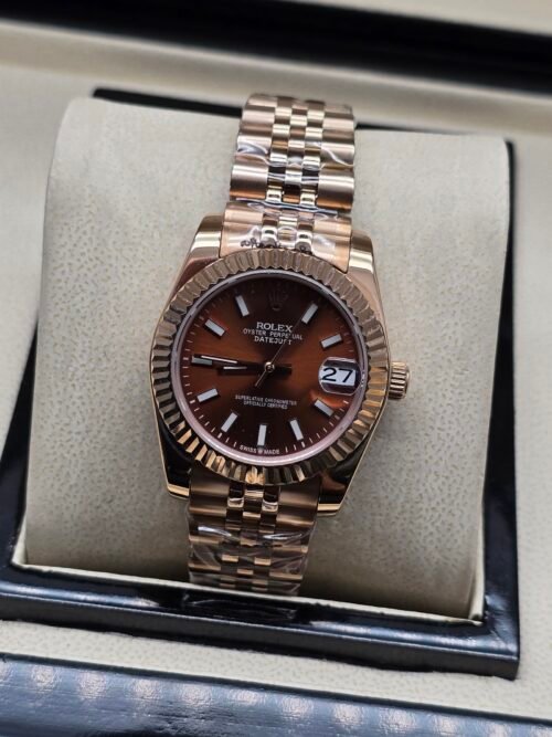 Rolex — esfera chocolate, bisel oro rosa estriado y brazalete jubilee oro rosa