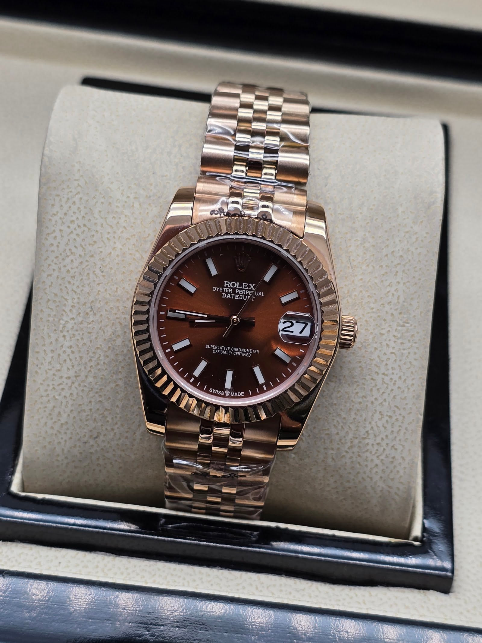 Rolex — esfera chocolate, bisel oro rosa estriado y brazalete jubilee oro rosa