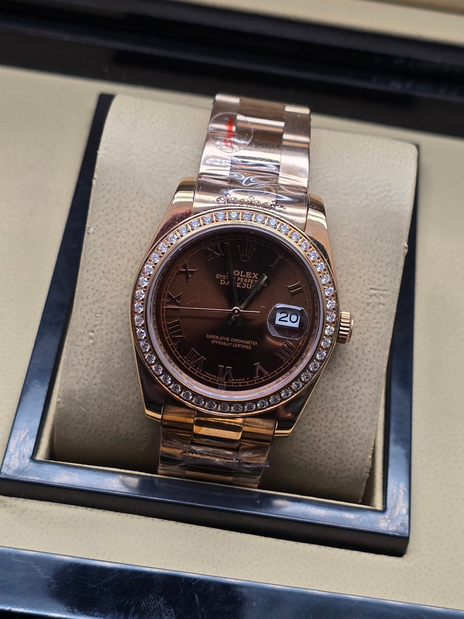 Rolex — esfera chocolate con bisel de brillantes y brazalete jubilee oro rosa