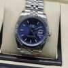 Rolex — esfera azul, bisel estriado y brazalete jubilee de acero