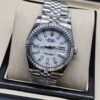 Rolex — esfera blanca, bisel estriado y brazalete jubilee de acero