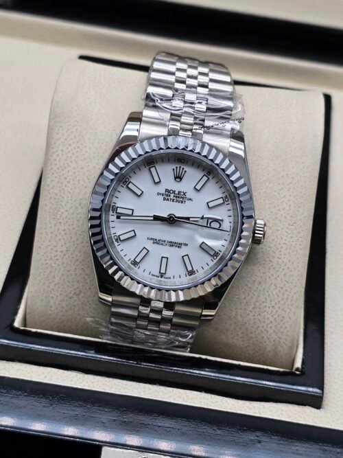 Rolex — esfera blanca, bisel estriado y brazalete jubilee de acero