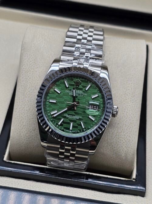 Rolex — esfera verde texturizada, bisel estriado y brazalete jubilee de acero
