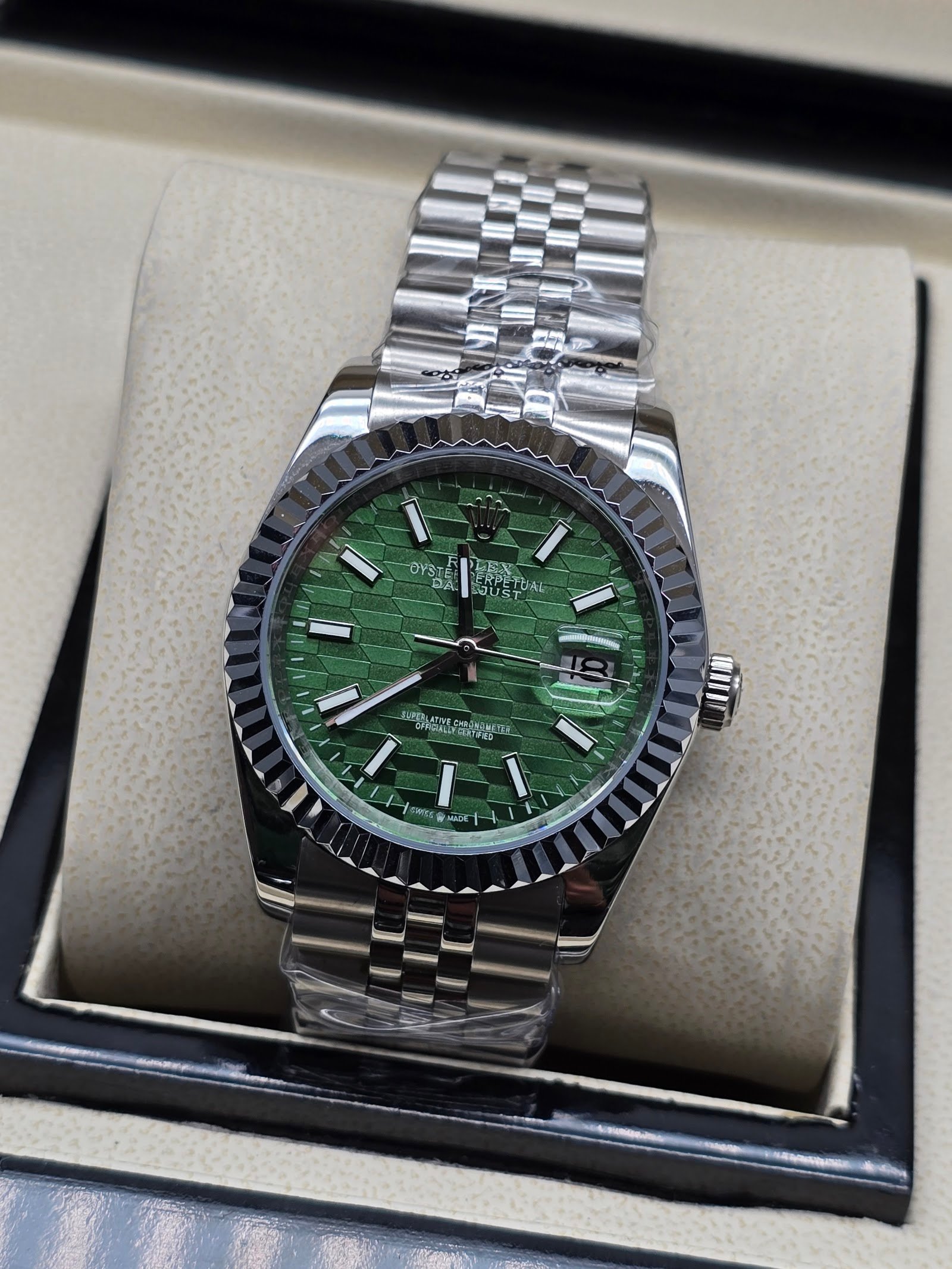 Rolex — esfera verde texturizada, bisel estriado y brazalete jubilee de acero