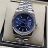 Rolex — esfera azul oscura, bisel estriado y brazalete jubilee de acero