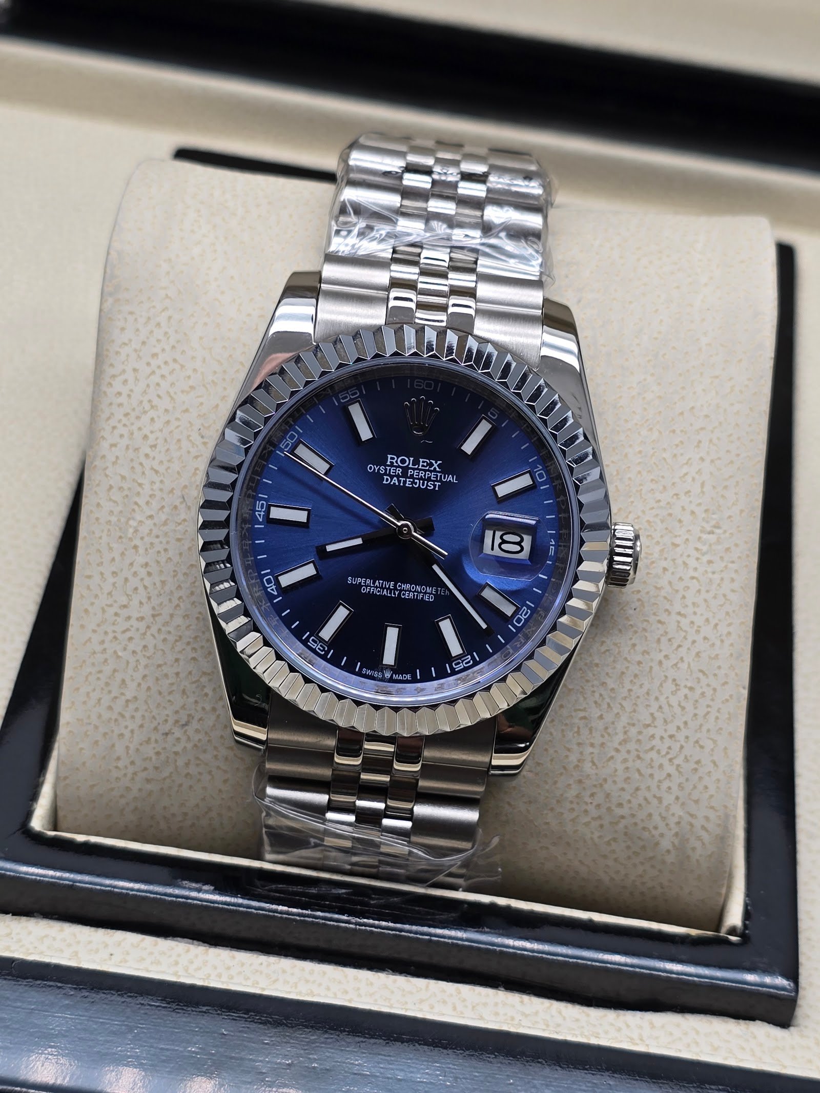 Rolex — esfera azul oscura, bisel estriado y brazalete jubilee de acero