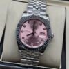 Rolex — esfera rosada con brillantes, bisel estriado y brazalete jubilee de acero