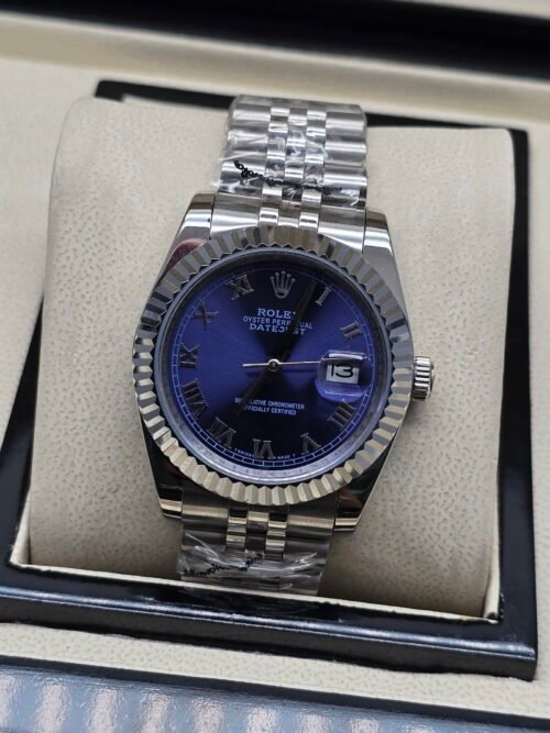 Rolex — esfera azul con números romanos, bisel estriado y brazalete jubilee de acero
