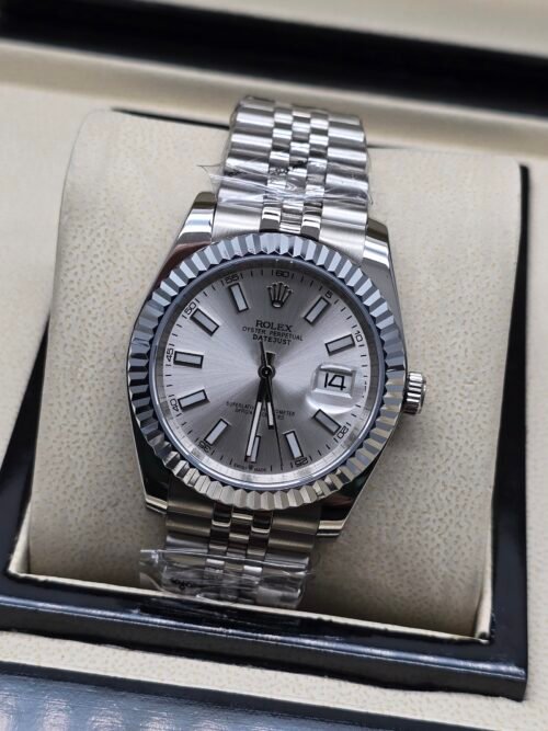 Rolex — esfera plateada, bisel estriado y brazalete jubilee de acero