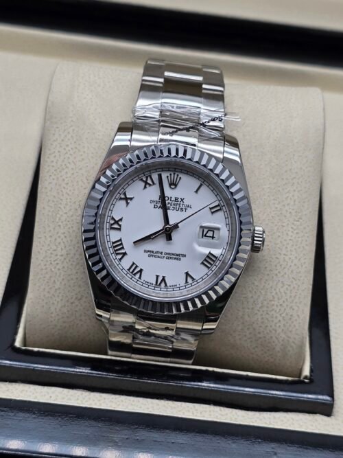 Rolex — esfera blanca con números romanos, bisel estriado y brazalete jubilee de acero