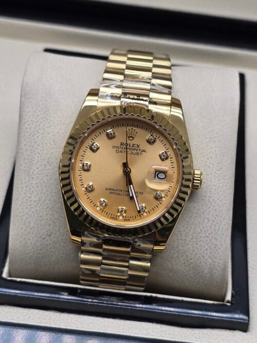 Rolex — esfera champaña con brillantes, bisel dorado estriado y brazalete dorado