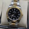 Rolex — esfera negra con números 3-6-9, bisel dorado y brazalete bicolor