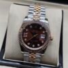 Rolex — esfera chocolate con brillantes, bisel oro rosa estriado y brazalete bicolor