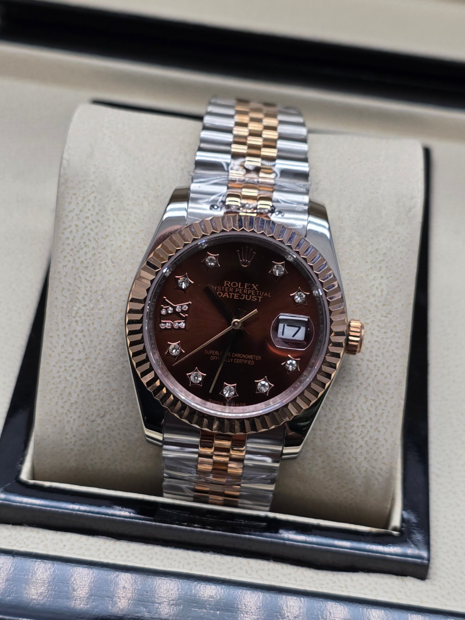 Rolex — esfera chocolate con brillantes, bisel oro rosa estriado y brazalete bicolor