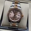 Rolex — esfera rosada con brillantes, bisel oro rosa estriado y brazalete bicolor