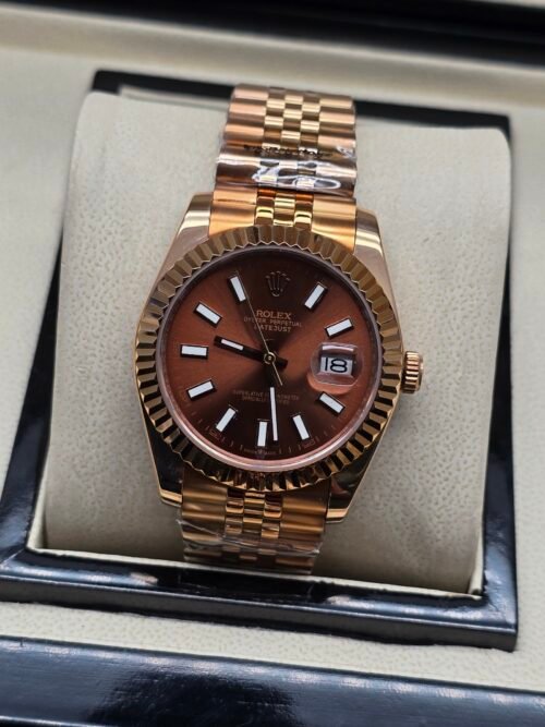 Rolex — esfera chocolate, bisel oro rosa estriado y brazalete oro rosa