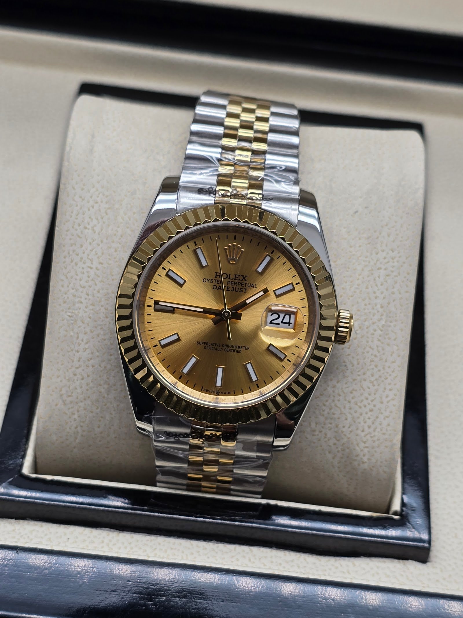 Rolex — esfera champaña, bisel dorado estriado y brazalete jubilee bicolor
