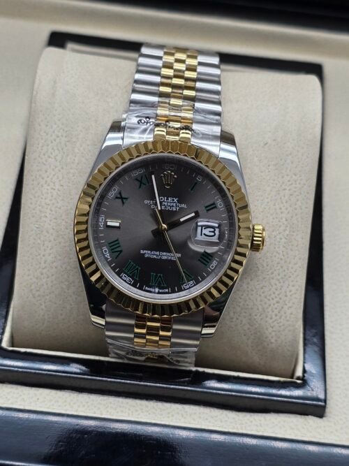 Rolex — esfera gris con números romanos verdes, bisel dorado y brazalete jubilee bicolor
