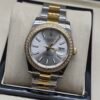 Rolex — esfera plateada, bisel dorado con brillantes y brazalete jubilee bicolor