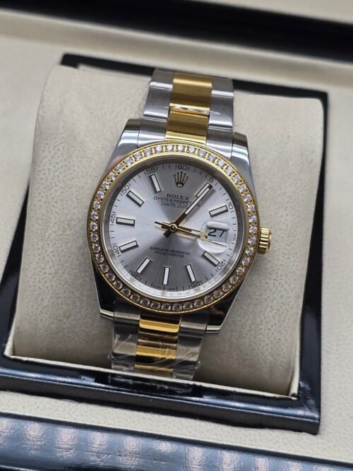 Rolex — esfera plateada, bisel dorado con brillantes y brazalete jubilee bicolor