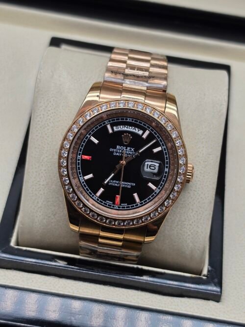 Rolex — esfera negra con día y fecha, bisel de brillantes y brazalete oro rosa