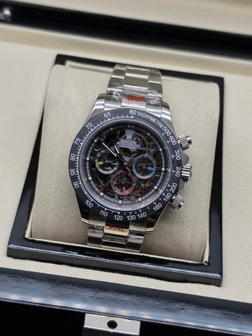 Rolex — cronógrafo con esfera esqueleto, bisel negro y brazalete de acero