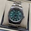 Rolex — esfera verde con calendario anual, bisel estriado y brazalete de acero