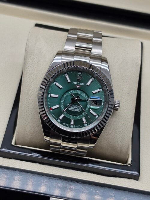 Rolex — esfera verde con calendario anual, bisel estriado y brazalete de acero