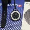 Swatch — reloj de bolsillo octagonal blanco con esfera negra y correa negra