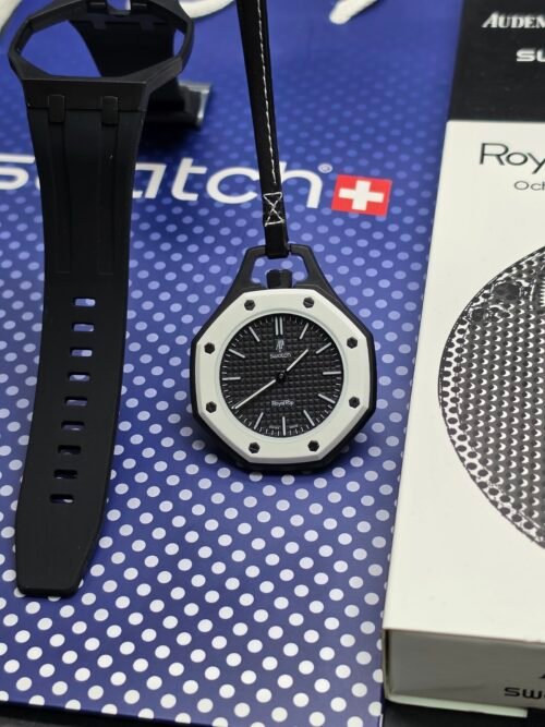 Swatch — reloj de bolsillo octagonal blanco con esfera negra y correa negra