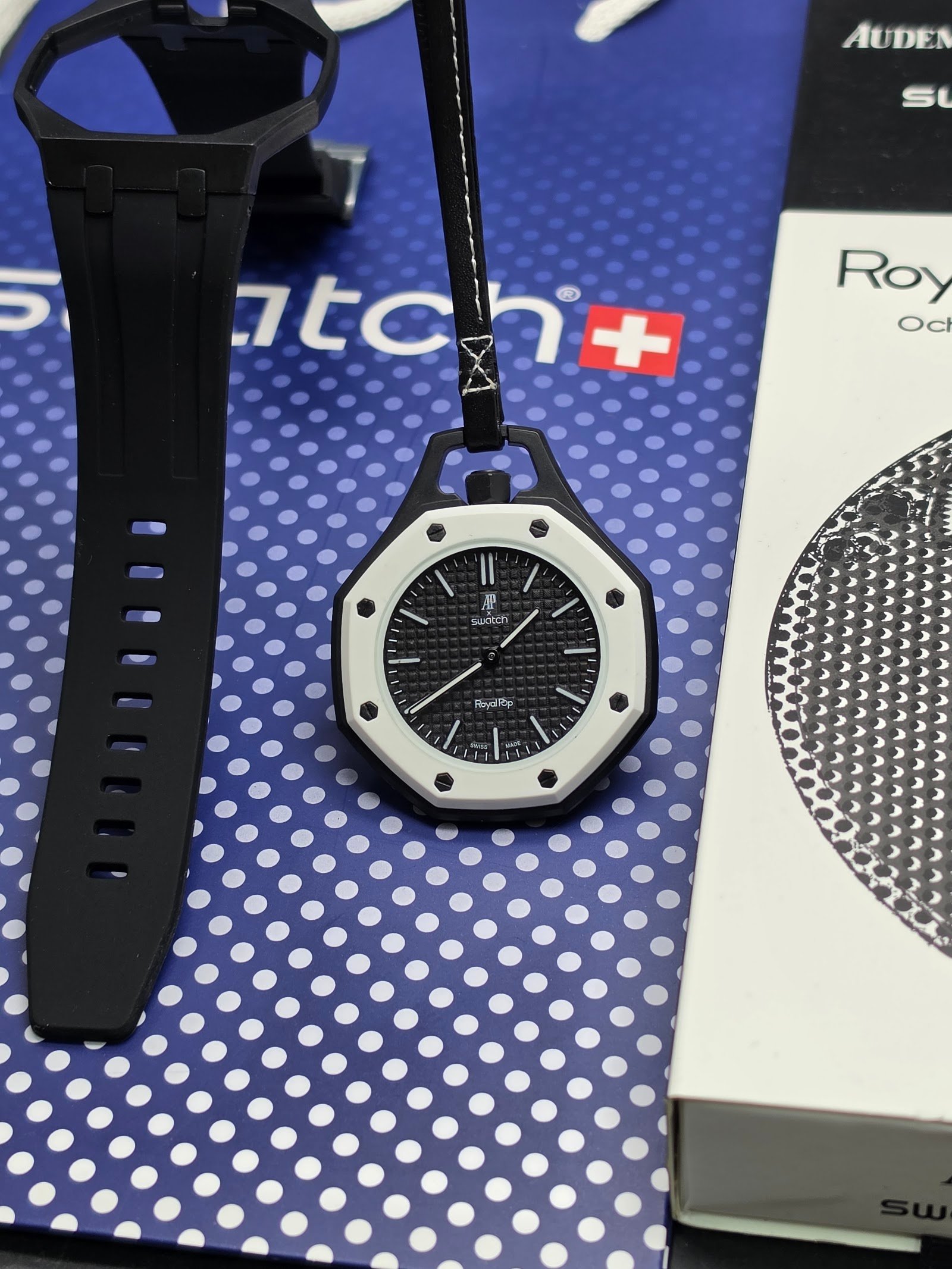 Swatch — reloj de bolsillo octagonal blanco con esfera negra y correa negra