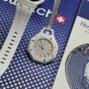 Swatch — reloj de bolsillo octagonal gris claro con esfera de colores y correa gris