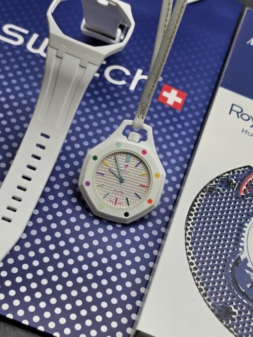 Swatch — reloj de bolsillo octagonal gris claro con esfera de colores y correa gris