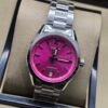 TAG Heuer — esfera fucsia y brazalete de acero