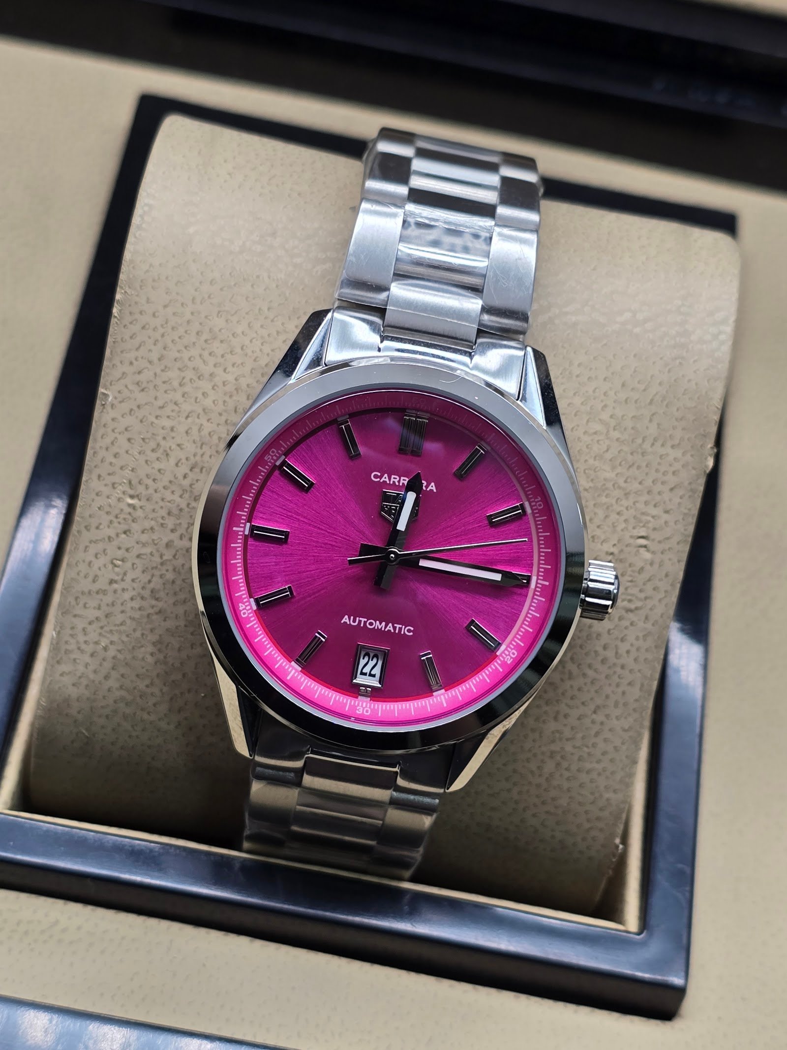 TAG Heuer — esfera fucsia y brazalete de acero