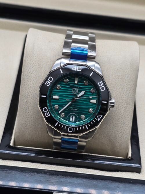 TAG Heuer — esfera verde ondulada, bisel negro y brazalete de acero