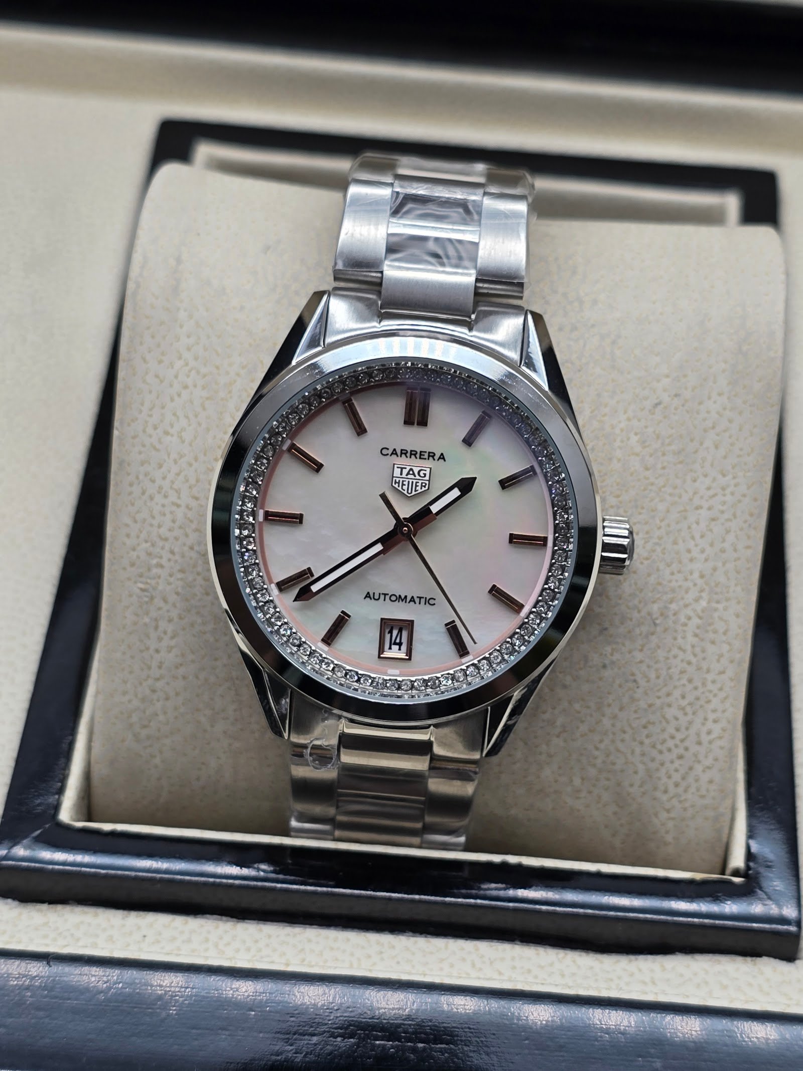 TAG Heuer — esfera blanca con bisel de brillantes y brazalete de acero
