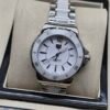TAG Heuer — esfera blanca, caja blanca y brazalete de acero