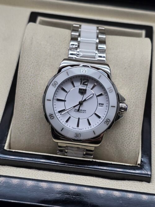 TAG Heuer — esfera blanca, caja blanca y brazalete de acero