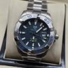 TAG Heuer — esfera azul oscura texturizada y brazalete de acero