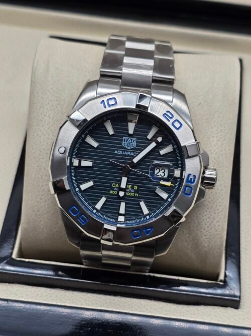 TAG Heuer — esfera azul oscura texturizada y brazalete de acero