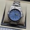 TAG Heuer — esfera azul clara texturizada y brazalete de acero